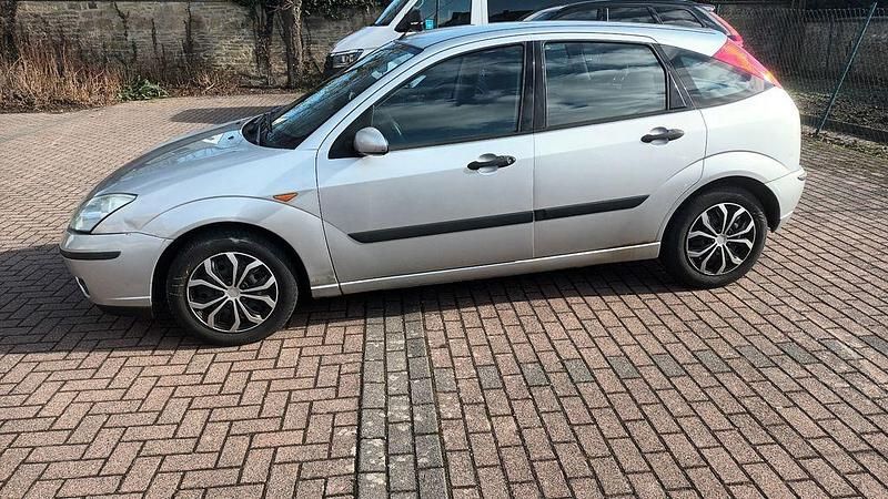 Second-hand Ford Focus Viva 101 CP (74 kW) 2004 Argintiu Berlinǎ