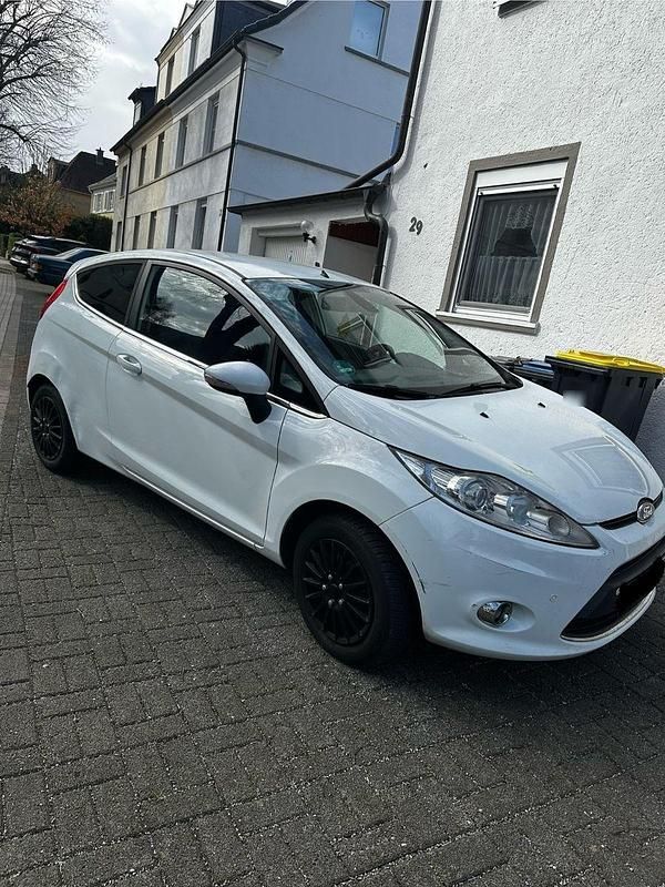 Gebraucht Ford Fiesta Trend 82 PS (60 kW) 2010 Weiß Kleinwagen