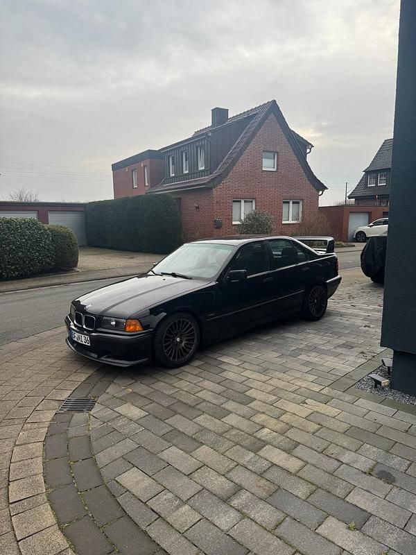 Schwarz Gebraucht 1997 BMW 318 M Sport Limousine | 3.990 € (Guter Preis) - Bild 1/4