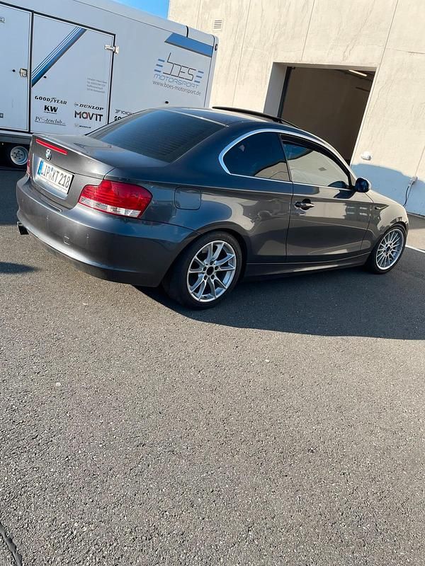 Grau Gebraucht 2009 BMW 125 Coupé Coupé | 10.450 € - Bild 1/4