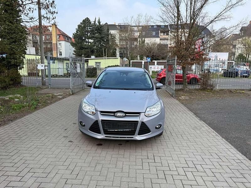 Gebraucht Ford Focus Trend 116 PS (85 kW) 2011 Grau Limousine