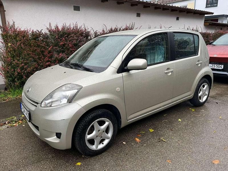 Gebraucht Daihatsu Sirion 91 PS (66 kW) 2011 Gold Kleinwagen