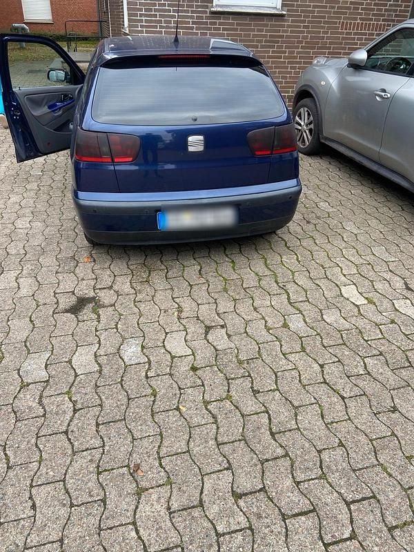 Blau Gebraucht 2001 Seat Ibiza Kleinwagen | 1.300 € - Bild 1/2