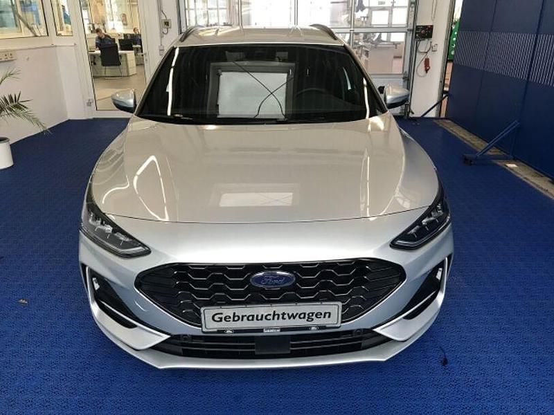 Gebraucht Ford Focus ST-Line 125 PS (91 kW) 2023 Moondustsilver metallic (silber) Kombi