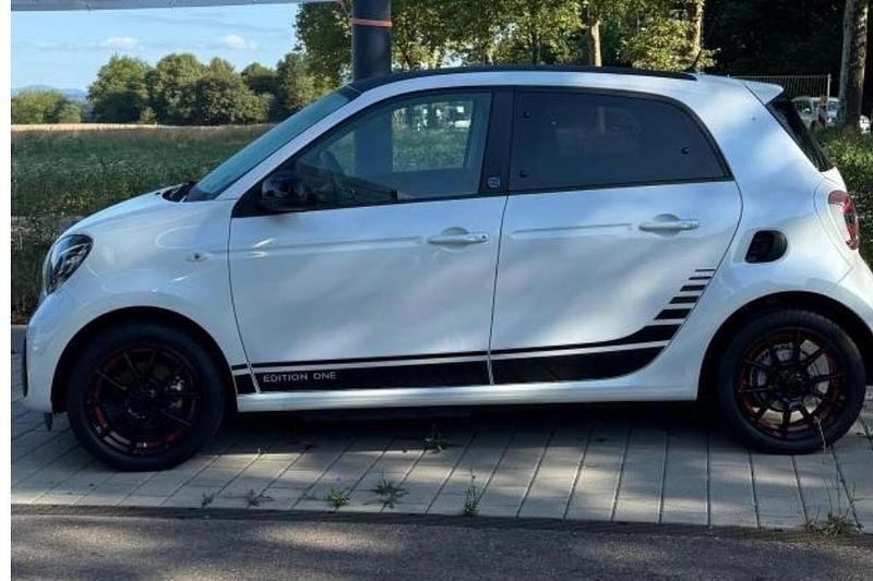 Weiß Gebraucht 2020 Smart ForFour Electric Drive Brabus Limousine | 11.900 € (Fairer Preis) - Bild 1/4