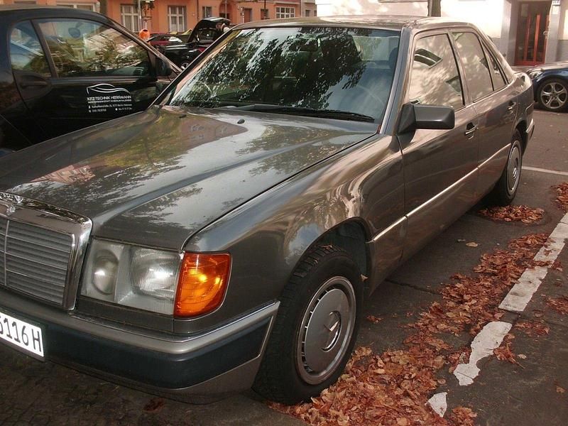 Gebraucht Mercedes E200 118 PS (86 kW) 1992 Grau Limousine