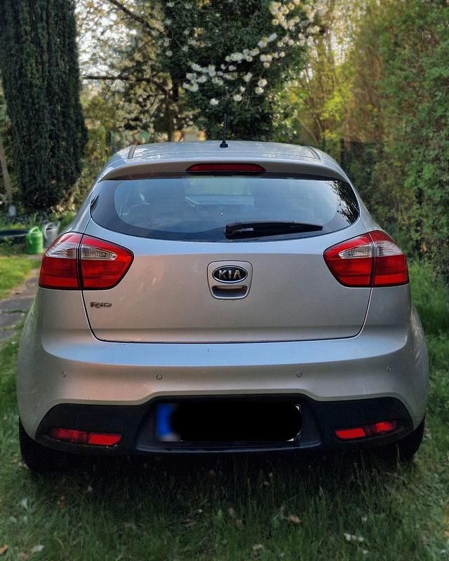 Second-hand Kia Rio Edition 7 109 CP (80 kW) 2012 Argintiu Berlinǎ