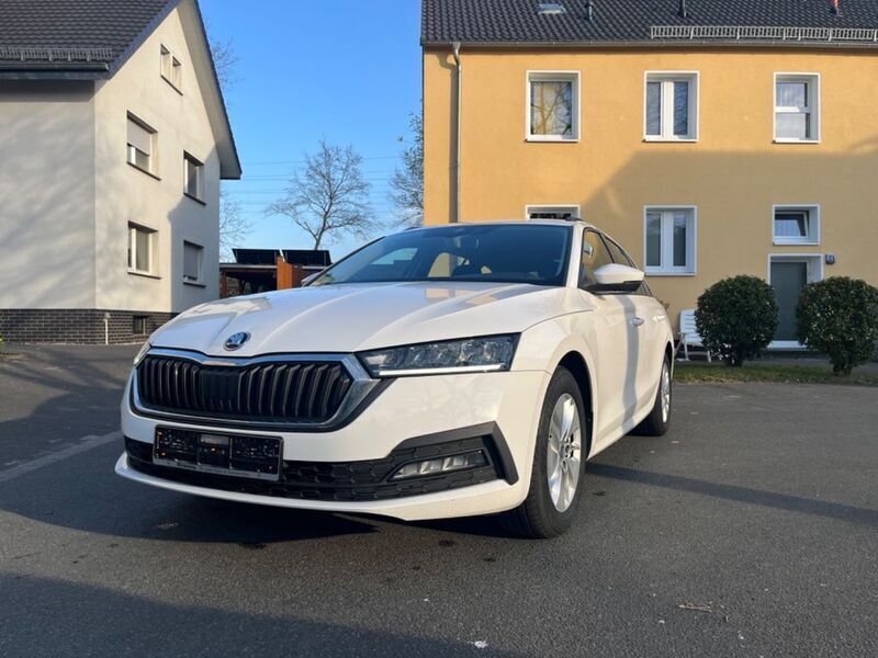 Weiß Gebraucht 2020 Skoda Octavia Ambition Kombi | 17.100 € (Guter Preis) - Bild 1/4