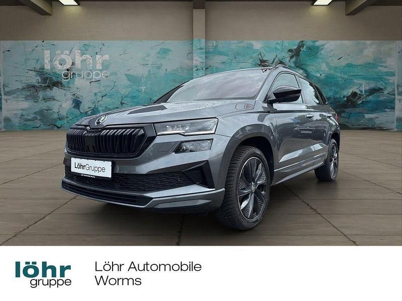 Graphitegrau metallic Gebraucht 2024 Skoda Karoq SportLine SUV | 33.690 € (Fairer Preis) - Bild 1/4