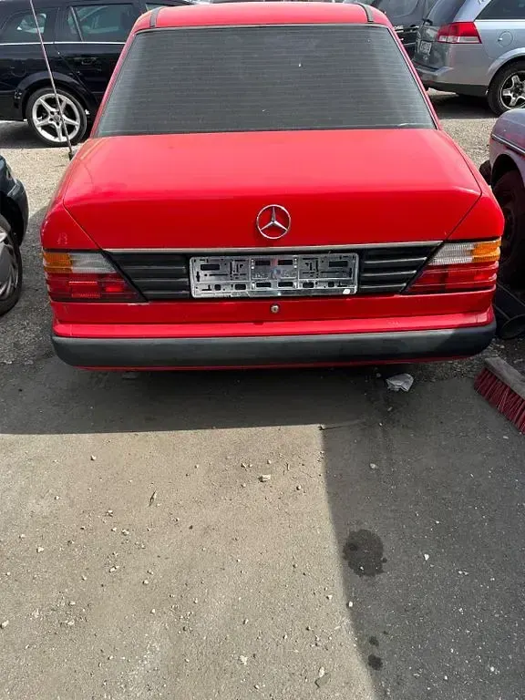 Gebraucht Mercedes 230 132 PS (97 kW) 1987 Rot Limousine