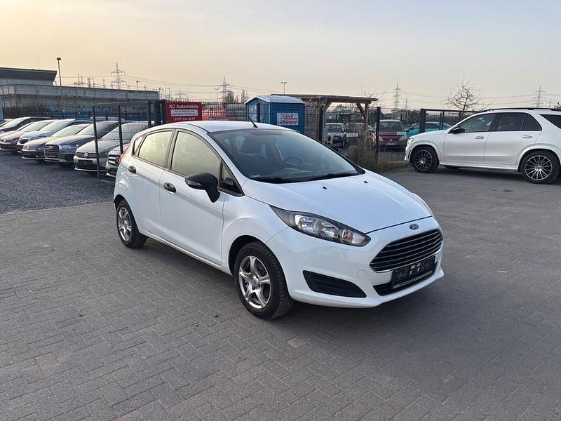 Gebraucht Ford Fiesta Ambiente 60 PS (44 kW) 2013 Frostweiß Kleinwagen