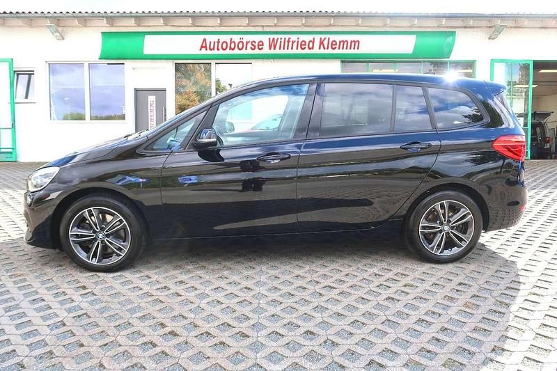 Schwarz ii/bonnet fluid black Gebraucht 2021 BMW 218 Van / Kleinbus | 19.950 € (Guter Preis) - Bild 1/4