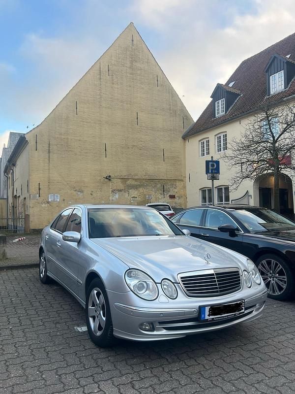 Silber Gebraucht 2006 Mercedes E280 Limousine | 3.700 € - Bild 1/4
