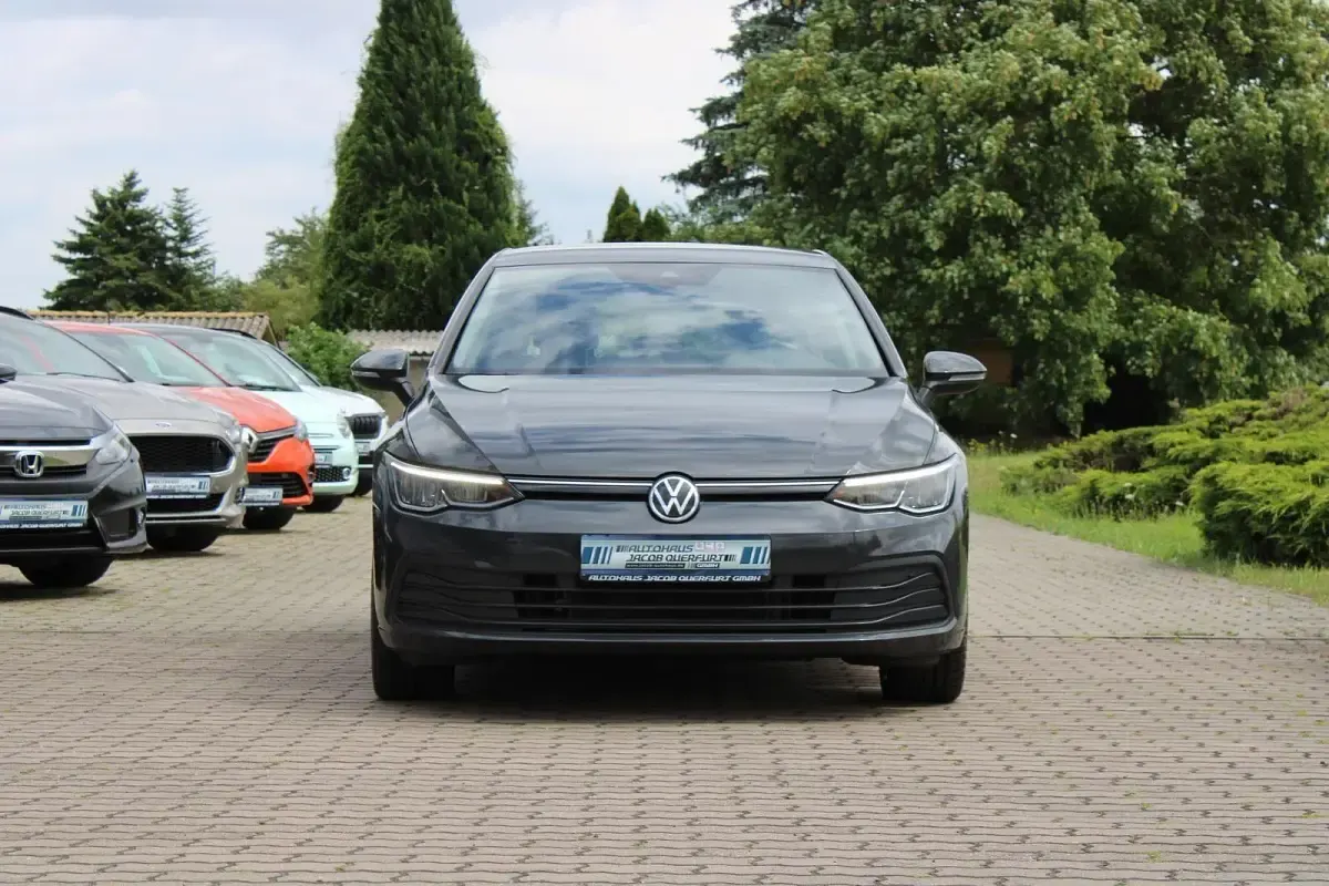 Gebraucht VW Golf VIII 131 PS (96 kW) 2020 Grau Limousine
