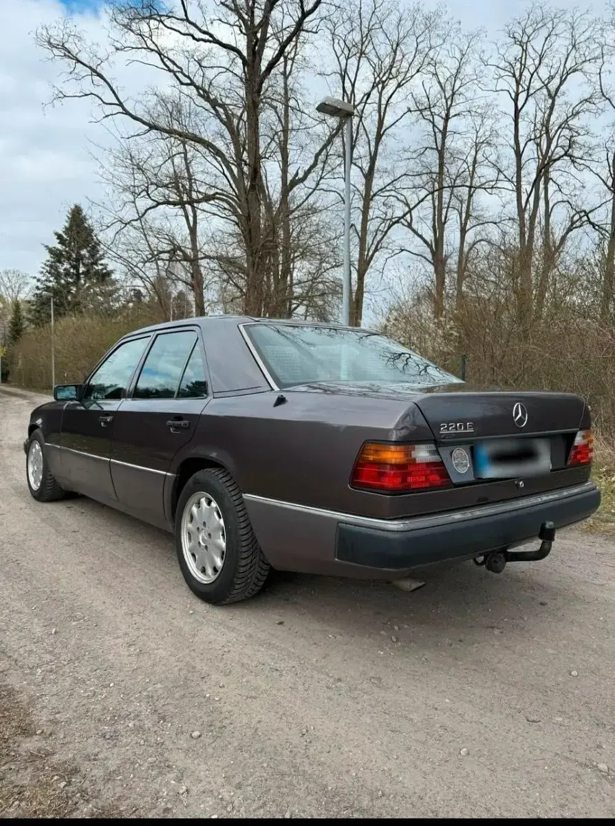 Używany Mercedes E220 150 KM (110 kW) 1993 Purpurowy Sedan/Limuzyna