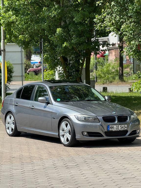 Grau Gebraucht 2011 BMW 320 Exclusive Limousine | 10.499 € (Teuer) - Bild 1/4