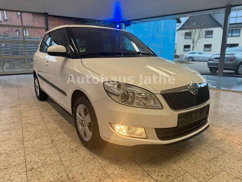 Weiß Gebraucht 2013 Skoda Fabia Fresh Limousine | 5.999 € (Fairer Preis) - Bild 1/4