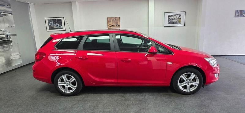 Gebraucht Opel Astra Design Edition 116 PS (85 kW) 2011 Rot Kombi