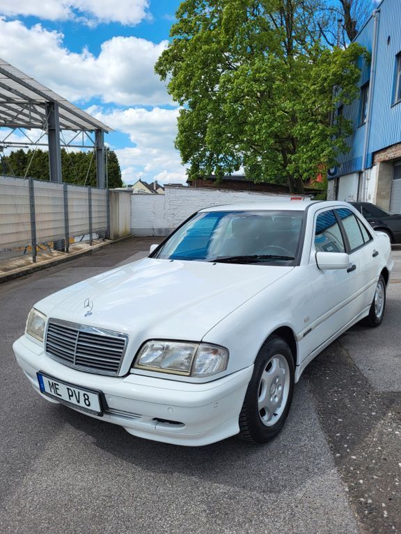 Weiß Gebraucht 1999 Mercedes C180 Classic Limousine | 7.750 € - Bild 1/4