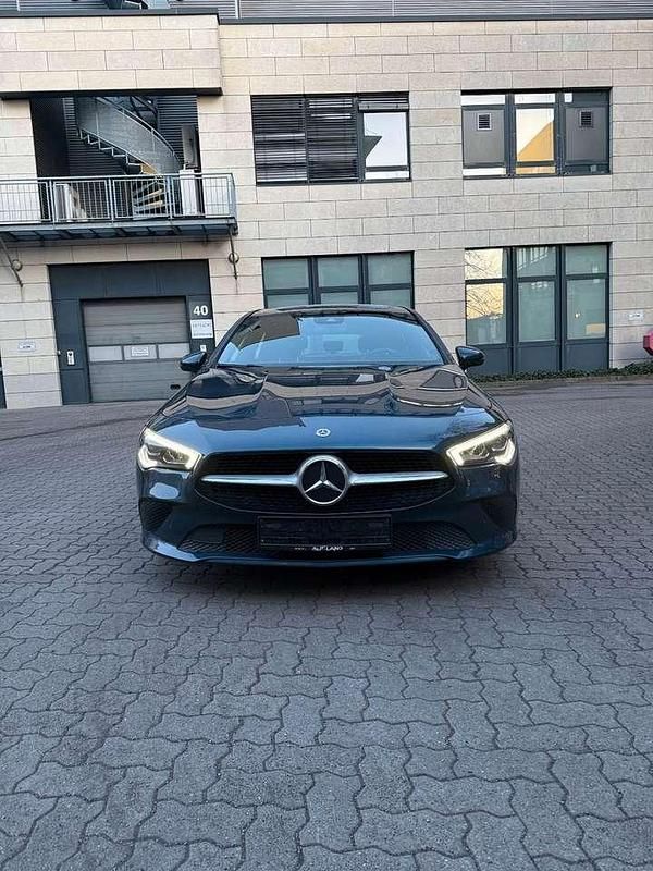 Denimblau metalliclack Gebraucht 2021 Mercedes CLA200 Kombi | 17.900 € (Guter Preis) - Bild 1/4