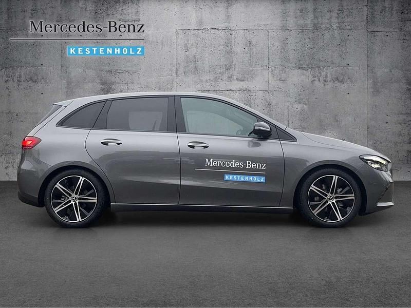 Gebraucht Mercedes B200 Progressive 150 PS (110 kW) 2024 Mountaingrau Van / Kleinbus