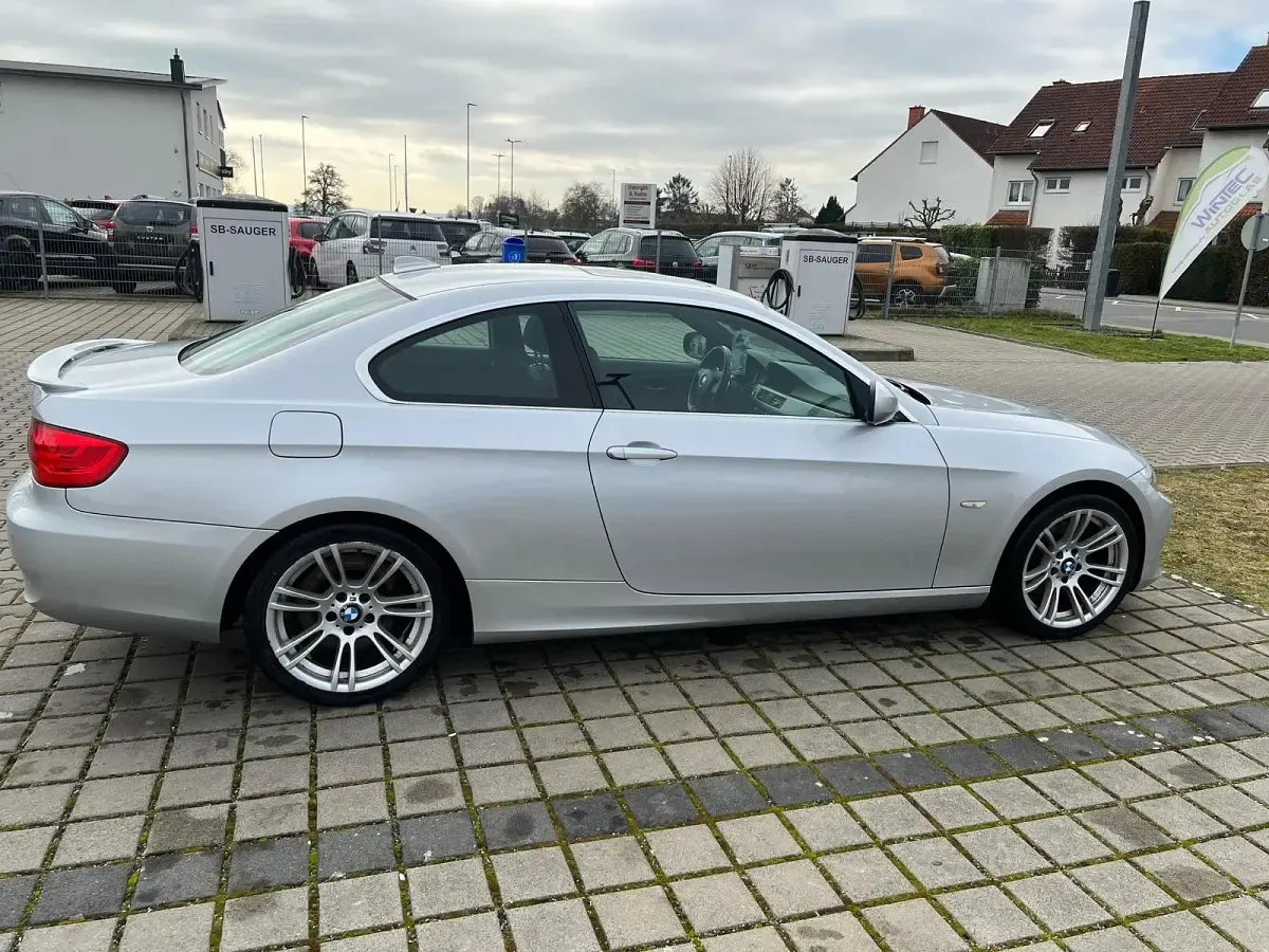 Gebraucht BMW 330 245 PS (180 kW) 2011 Silber Coupé
