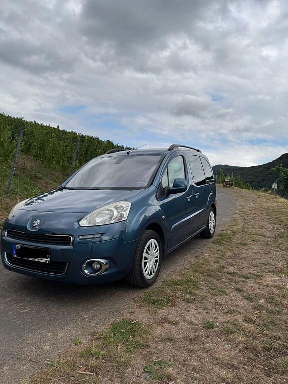 Blau Gebraucht 2014 Peugeot Partner Tepee Allure Van / Kleinbus | 6.900 € (Fairer Preis) - Bild 1/4