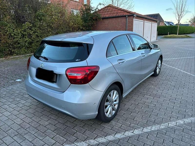 Gebraucht Mercedes A180 Style 122 PS (89 kW) 2015 Silber Limousine