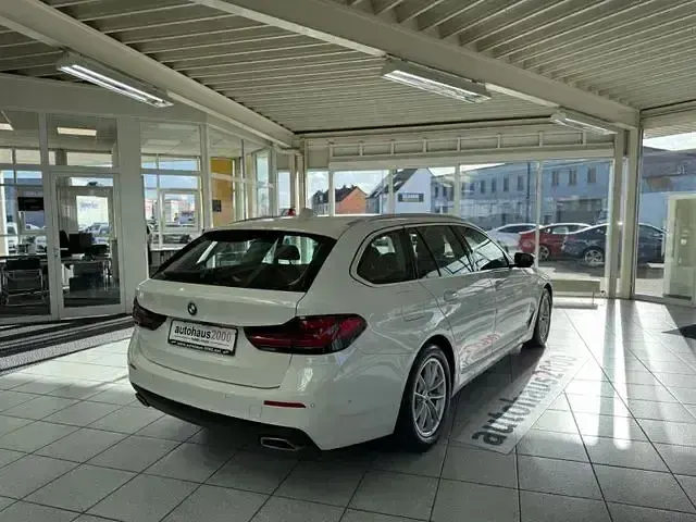 Gebraucht BMW 520 Sport Line 190 PS (139 kW) 2023 Alpinweiss iii Kombi