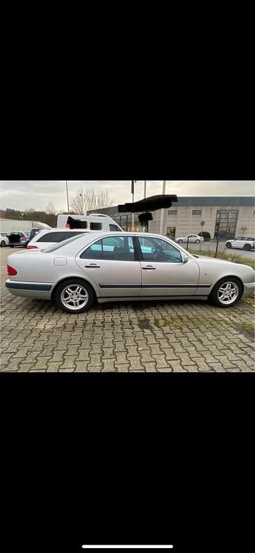 Gebraucht Mercedes E240 170 PS (125 kW) 1998 Silber Limousine