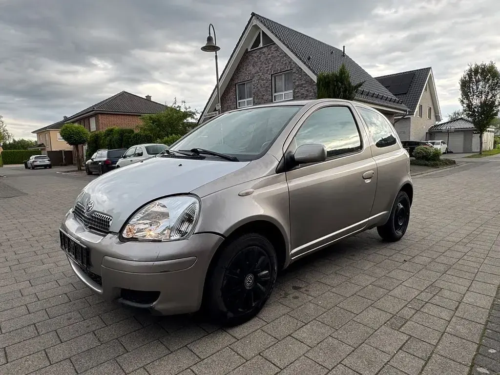 Gebraucht Toyota Yaris 65 PS (47 kW) 2005 Silber Limousine