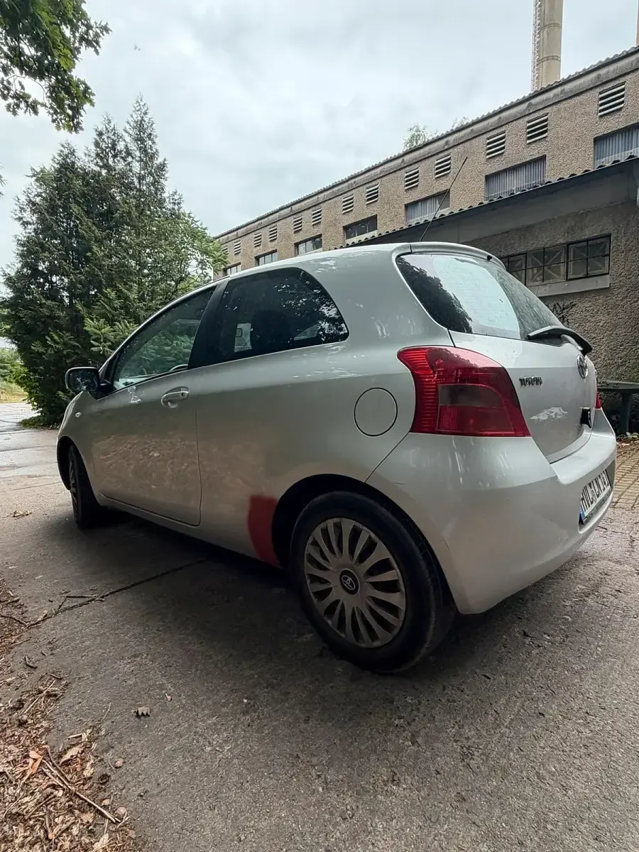 Gebraucht Toyota Yaris 70 PS (51 kW) 2007 Silber Kleinwagen