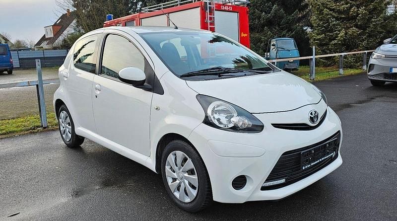 Weiß Gebraucht 2014 Toyota Aygo Kleinwagen | 5.299 € (Guter Preis) - Bild 1/4