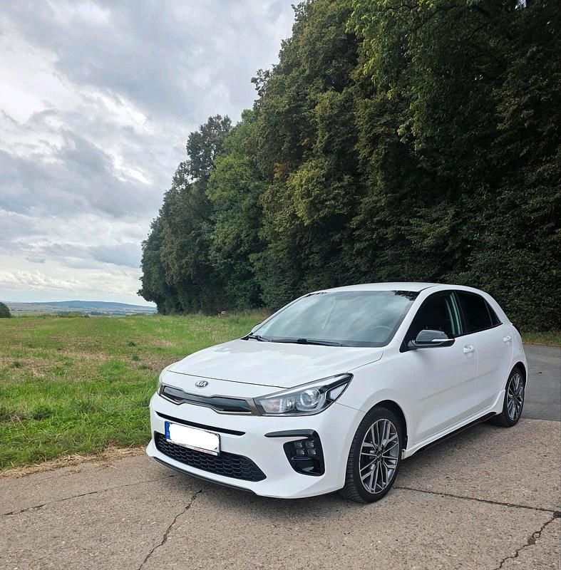 Weiß Gebraucht 2019 Kia Rio 2 Limousine | 11.800 € (Fairer Preis) - Bild 1/4