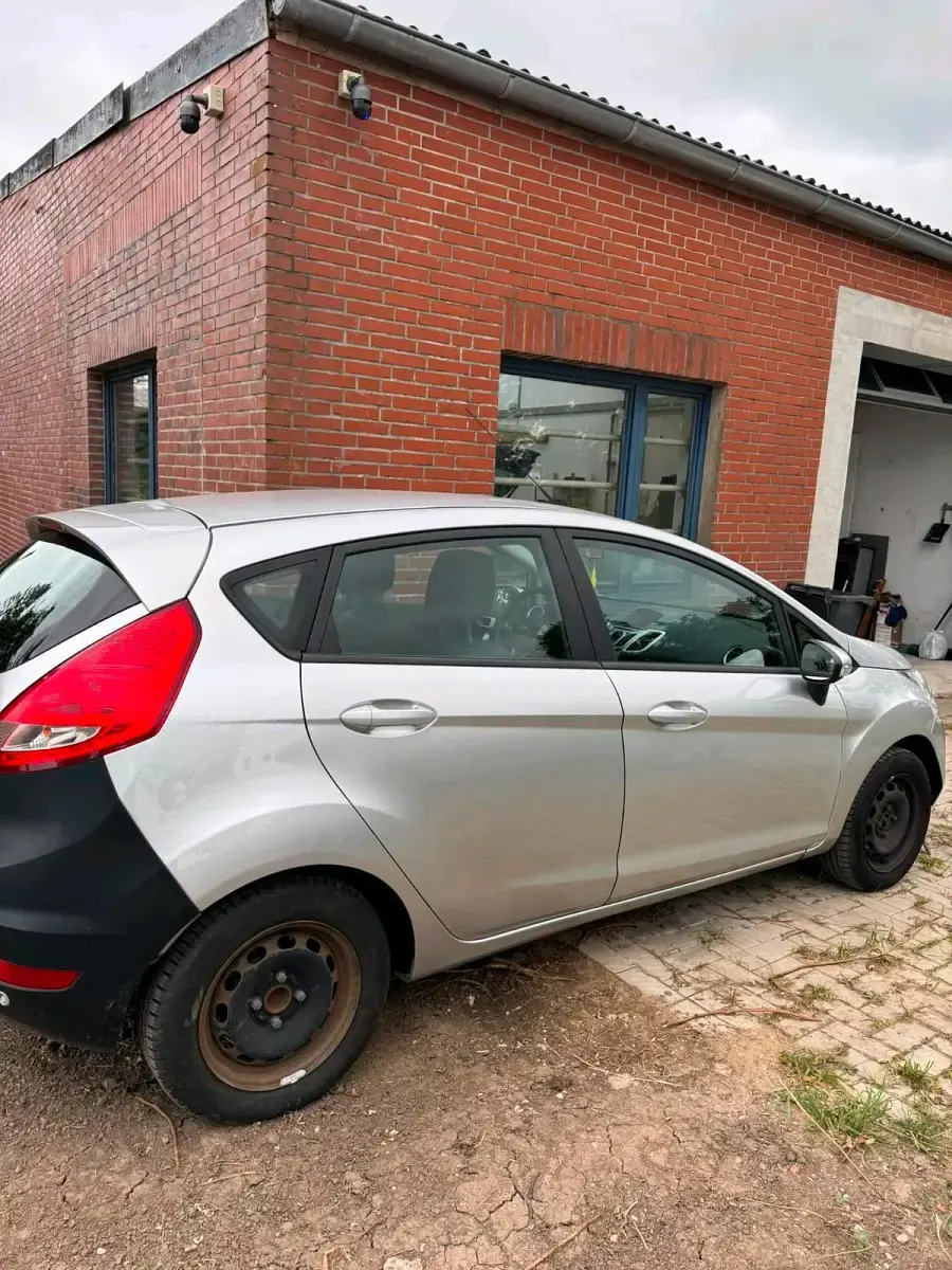 Gebraucht Ford Fiesta 65 PS (47 kW) 2012 Silber Kleinwagen