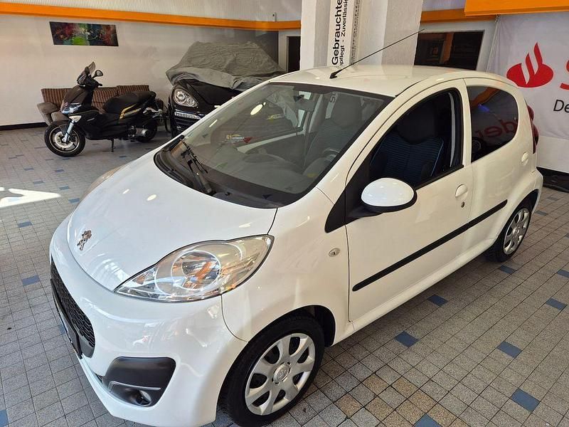 Gebraucht Peugeot 107 Active 68 PS (50 kW) 2012 Weiß Kleinwagen