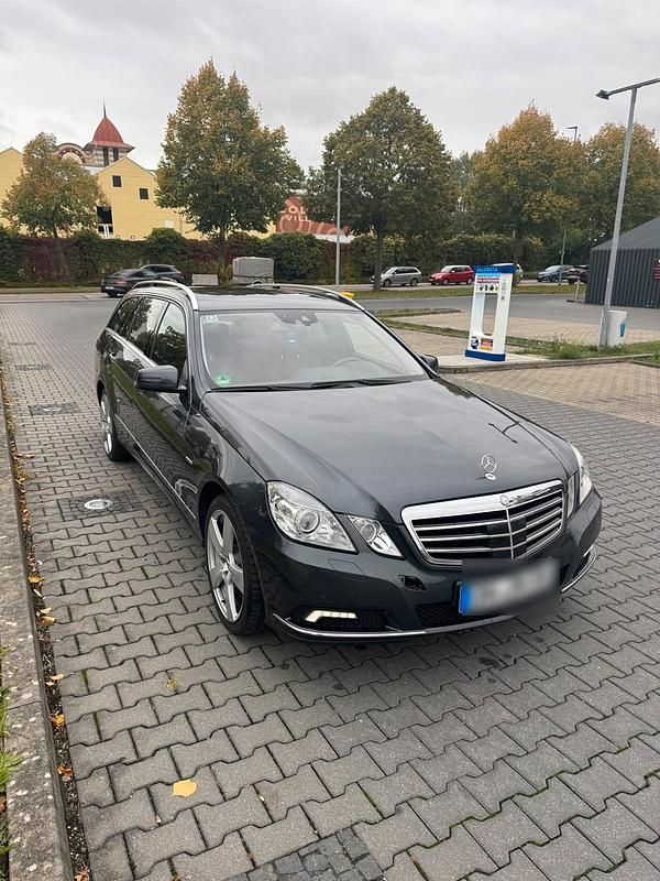 Grau Gebraucht 2010 Mercedes E350 Avantgarde Kombi | 8.000 € (Guter Preis) - Bild 1/4