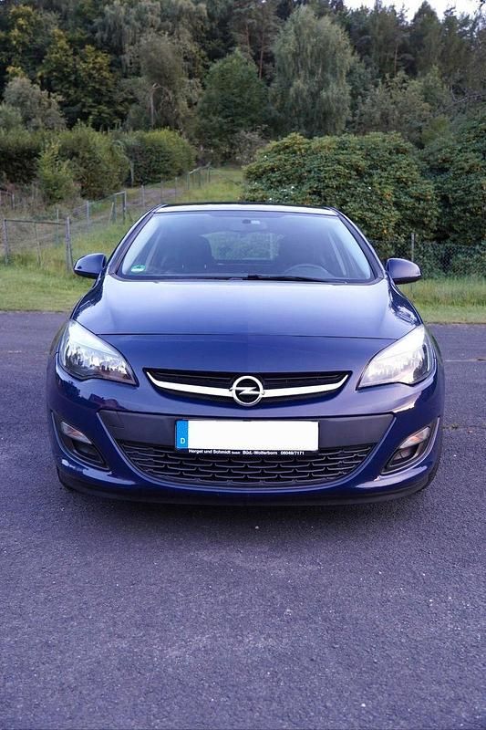 Gebraucht Opel Astra Edition 101 PS (74 kW) 2013 Blau Kleinwagen