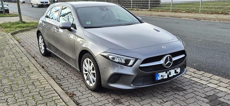Grau Gebraucht 2019 Mercedes A250 Kombi | 20.100 € (Guter Preis) - Bild 1/4