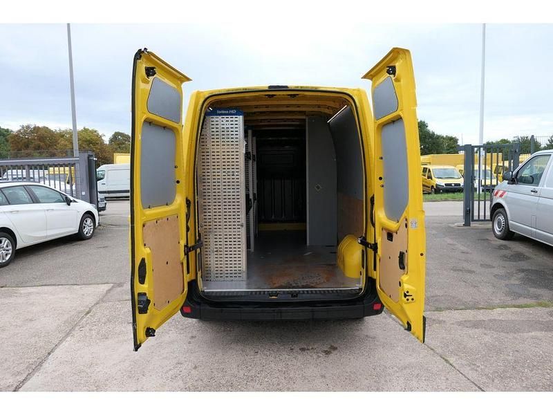 Second-hand Renault Master 131 CP (96 kW) 2017 Galben Van