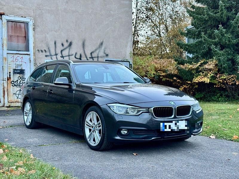 Braun Gebraucht 2019 BMW 320 Sport Line Kombi | 10.999 € - Bild 1/4