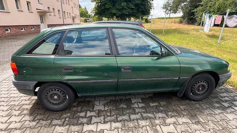 Grün Gebraucht 1996 Opel Astra Limousine | 500 € - Bild 1/4