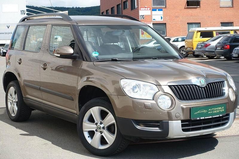 Braun Gebraucht 2011 Skoda Yeti Experience SUV | 9.990 € - Bild 1/4