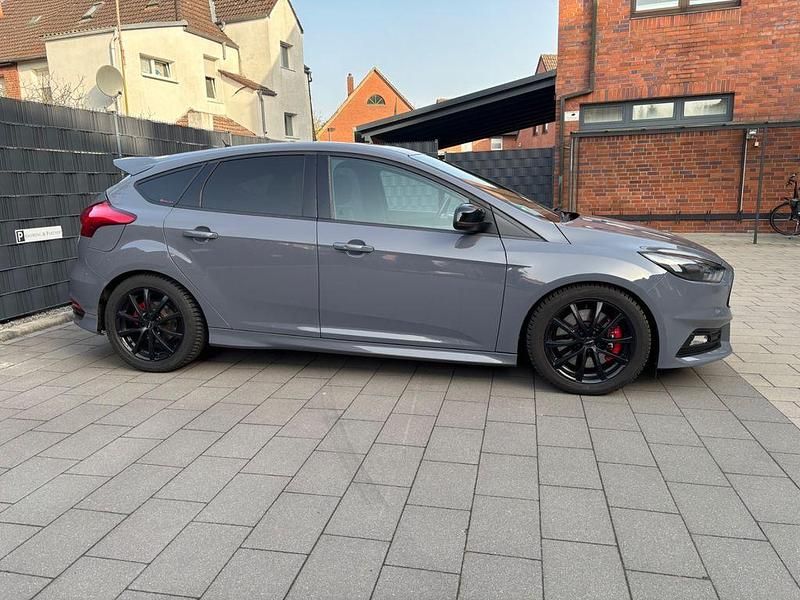 Gebraucht Ford Focus ST 281 PS (206 kW) 2017 Grau Limousine
