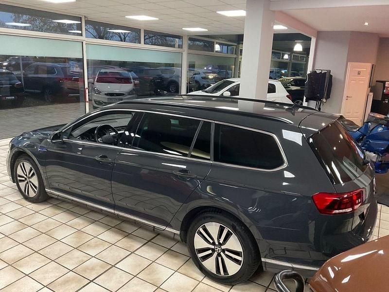 Gebraucht VW Passat GTE 156 PS (114 kW) 2021 Uranograu/cinza urano Kombi