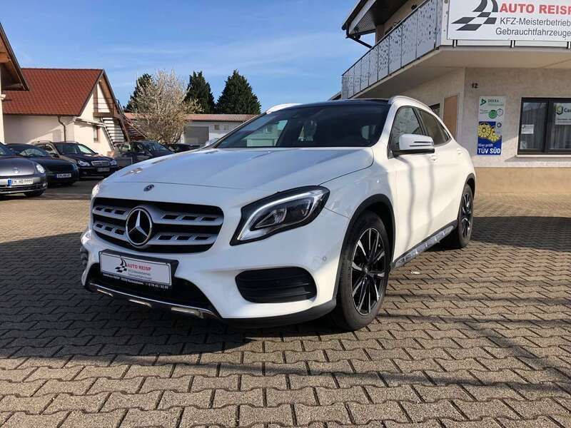Polarweiss unilack Gebraucht 2018 Mercedes GLA200 AMG line SUV | 26.990 € (Teuer) - Bild 1/4