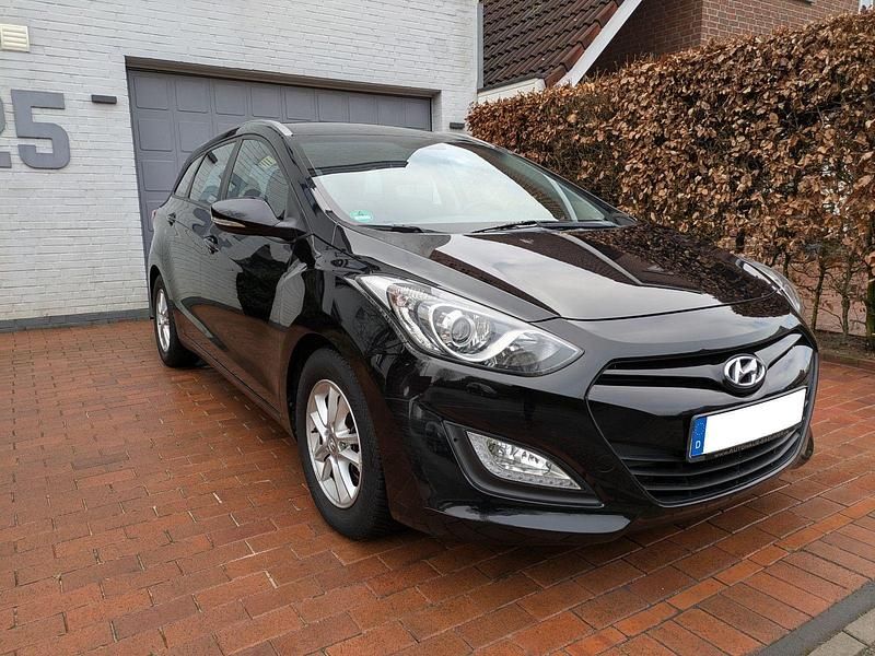 Gebraucht Hyundai i30 Trend 110 PS (80 kW) 2013 Schwarz Kombi