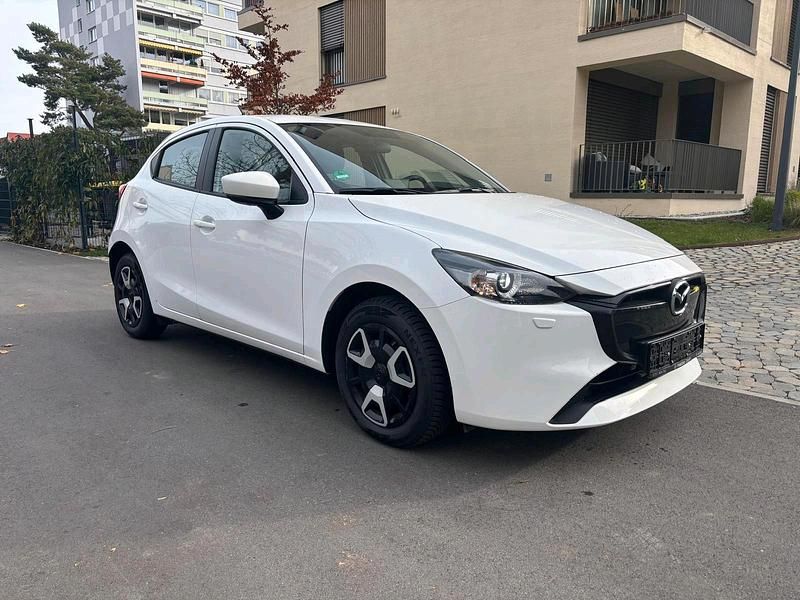 Weiß Gebraucht 2024 Mazda 2 Limousine | 12.900 € (Superpreis) - Bild 1/4