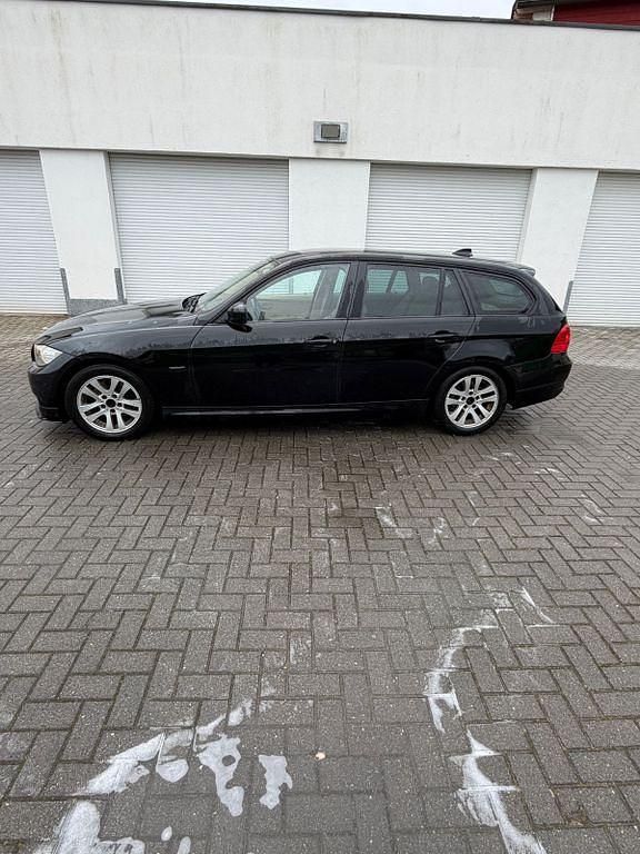 Gebraucht BMW 320 184 PS (135 kW) 2010 Schwarz Kombi