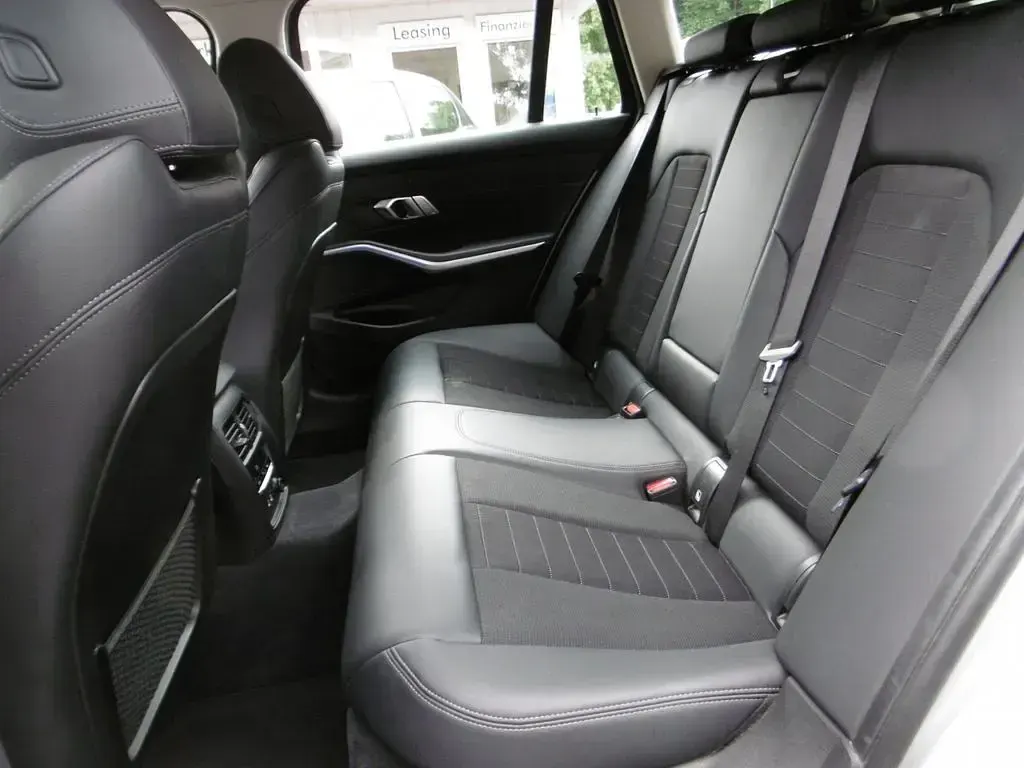 Gebraucht BMW 320 Sport Line 190 PS (139 kW) 2020 Glaciersilber Kombi
